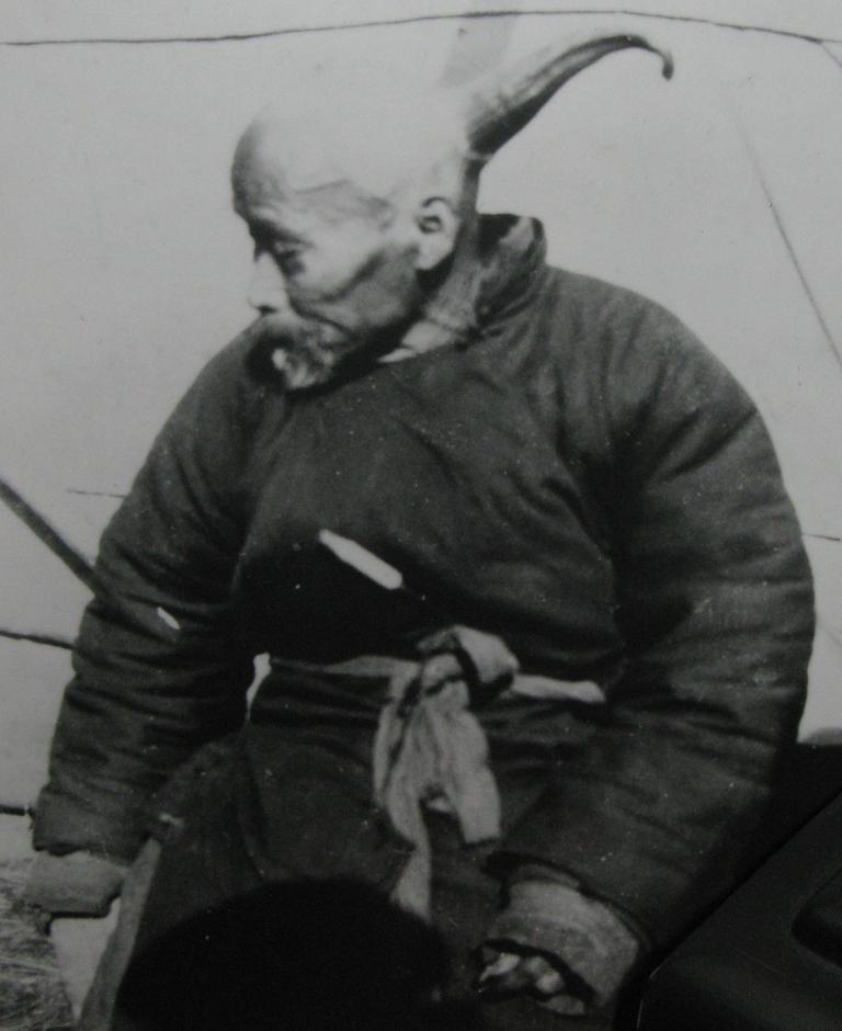 Wang, a Chinese farmer from Manchuria, had a 13-inch horn protruding from the back of his head. This 1930 photo was featured in Ripley’s Believe It Or Not!