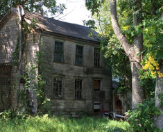 A house that looks haunted. Photo by Marc Hartzman.