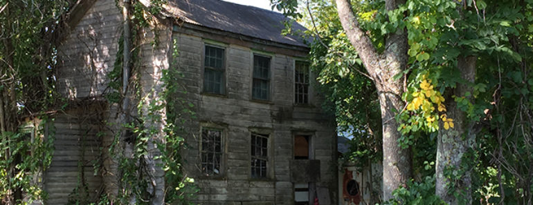 A house that looks haunted. Photo by Marc Hartzman.