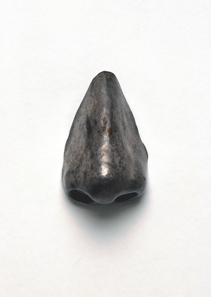 Artificial nose, 17th-18th century, made of plated metal. Such noses would have been made to replace an original, which may have been congenitally absent or deformed, lost through accident or during combat or due to a degenerative disease, such as syphilis. By Science Museum London / Science and Society Picture Library [CC BY-SA 2.0 (https://creativecommons.org/licenses/by-sa/2.0)], via Wikimedia Commons